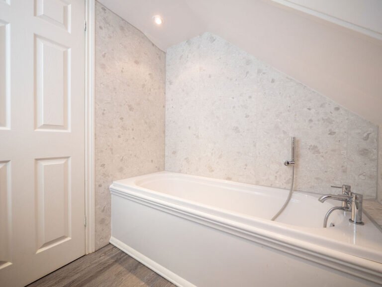 Alberni-1-bath-2-pic-2