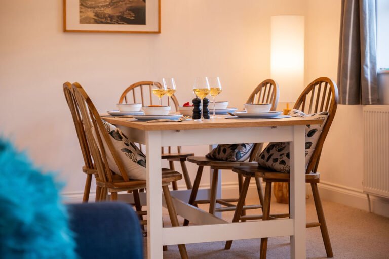 Alberni1-dining-area